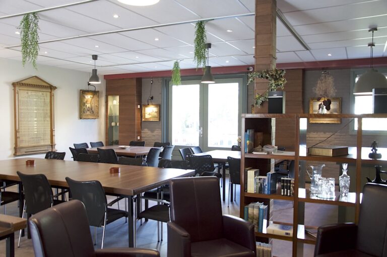 boekenkast en blik in zaal